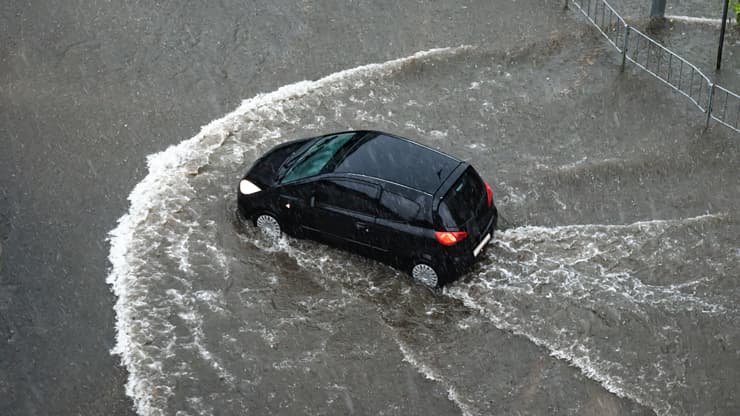 aquaplaning coche riada