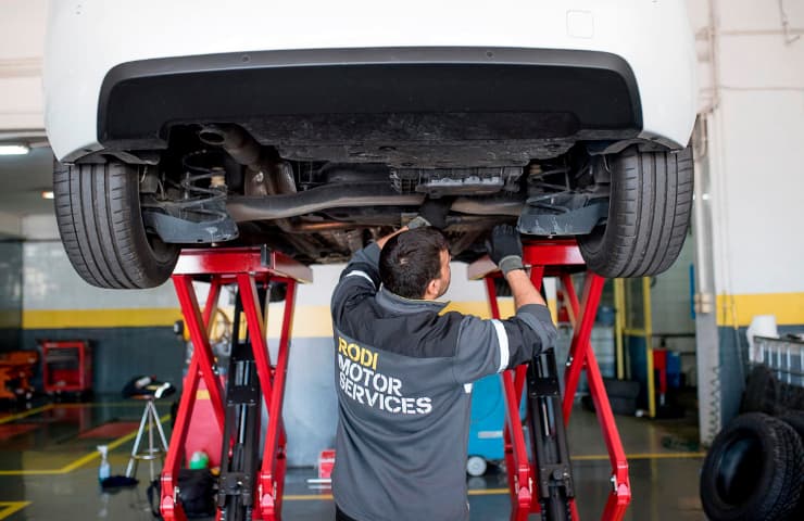 mecanico rodi inspeccionando coche itv