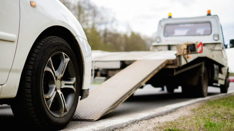 Servei d'assistència en carretera ajudant en una avaria