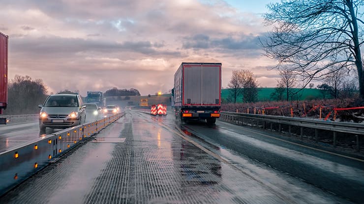 Carretera mullada després de ploure