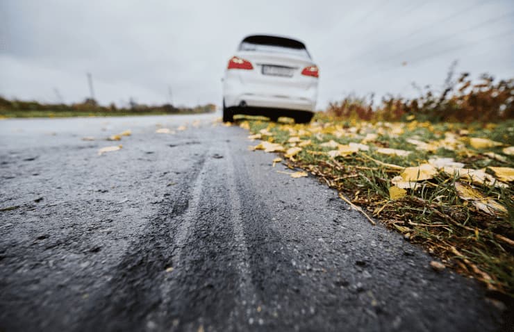 Cotxe amb una avaria a la carretera