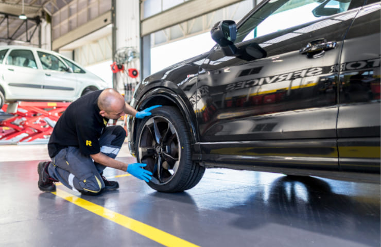 Mecànic de Rodi Motor Services revisant l'estat dels amortidors d'un cotxe