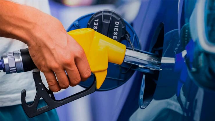 persona posant el combustible correcte al cotxe
