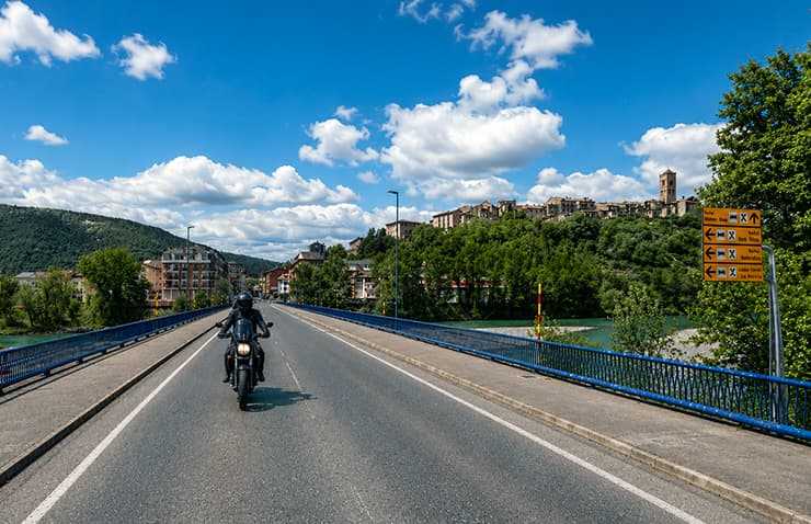 La ruta d’Osca en moto: de la vall al Pirineu