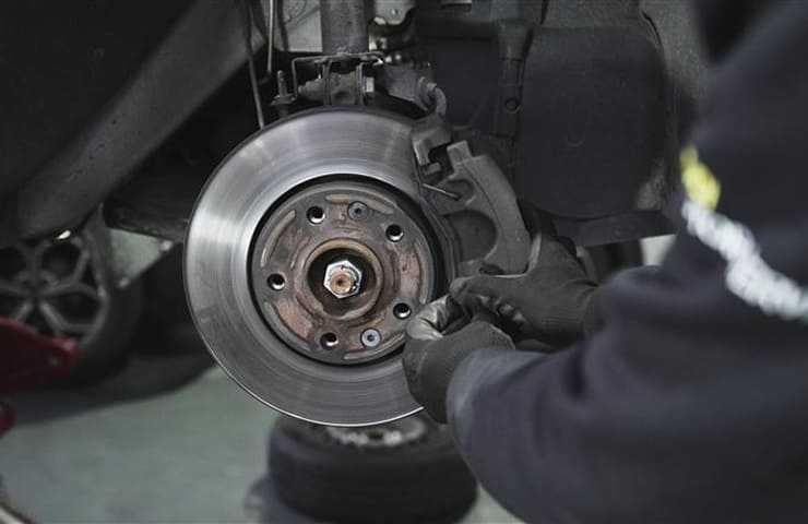 Per què fa soroll en frenar el cotxe? Causes i solució